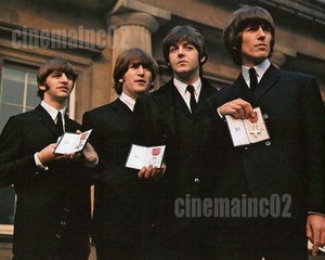 ザ・ビートルズ The Beatles/勲章を見せる４人の写真/ジョン・レノン、ポール・マッカートニー、ジョージ・ハリスン、リンゴ・スター