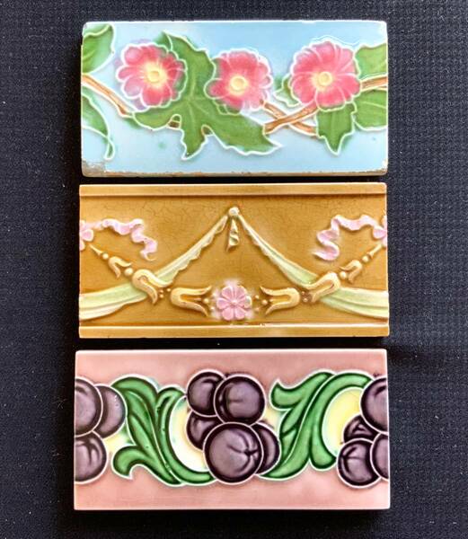 日本製　イングランド製　花のモチーフ　3枚セット　マジョリカタイル　美品　-101
