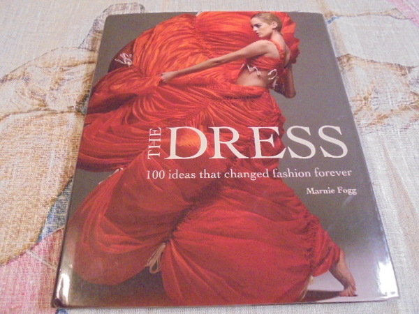 洋書The Dress　ファッションを変えた100のドレス　ビクトリア朝のクリノリンからヴィヴィアンウエストウッドのミニクリニまで