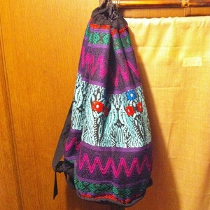 グアテラマラ製 エスニック模様巾着型布製リュックサックRBL デイバッグ ボディバッグ ワンショルダー 南米雑貨 鳥孔雀モチーフ