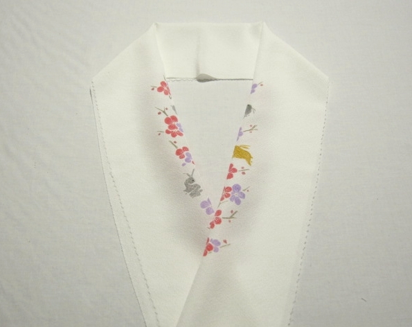 ▼Pure silk Tango crepe half collar [Plum blossom and rabbit] Hand-painted Yuzen dyeing ▼New, women's kimono, kimono, Japanese accessories, Half collar