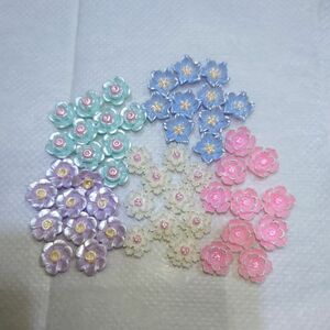 小さなお花のモチーフ5色50個入り、ネイルやハンドメイドアクセサリーに、樹脂製、オリエンタルなお花の組み合わせ
