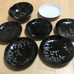 未使用品　南天フリーボウル　中鉢　鉢　一皿　縁起の良い柄　新品　食器　　プレート　皿　取り皿　黒 5客セット　白一枚　日本製　a45