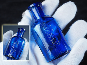 dc05_戦前 大正期 可愛いエンボス文字 瑠璃色ガラス コバルトブルーの少し大きな薬瓶 高さ8.2cm（検 資生堂 びんだま飛ばそ 神薬