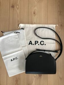 【A.P.C】ショルダーバッグ　ハーフムーン　ブラック