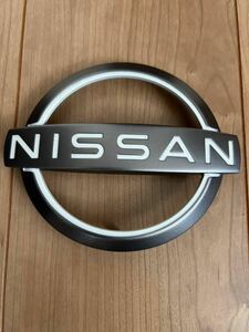 【送料無料】日産ノート オーラ純正フロントエンブレム