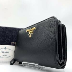 876【極美品 ギャランティ付】PRADA プラダ コンパクトウォレット 折り財布 サフィアーノレザー メタルロゴ 金具 コイン カード ケース 黒