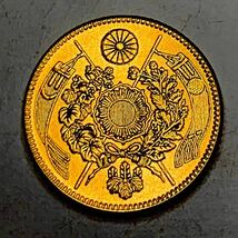 旧5円金貨　明治13年　日本　古銭 貨幣 竜 菊錢 旗 小型 硬貨 5圓 コイン 重さ8.30g_画像2