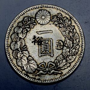 新1円銀貨　古銭 明治17年　菊紋 貨幣 大型　刻印 丸銀　硬貨　貿易銀　竜　重さ26.64g