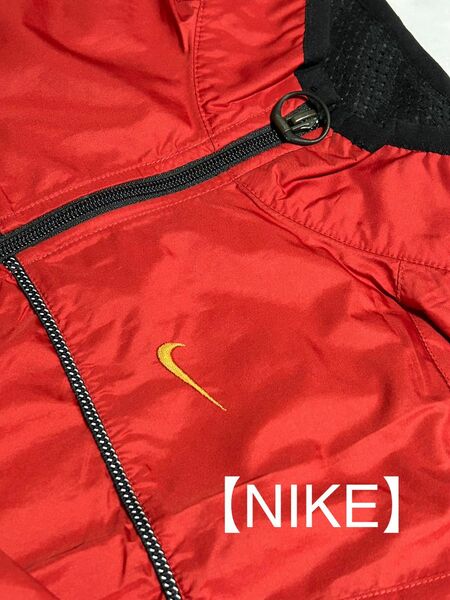 【美品】NIKE ナイロン防寒収納スタンドジャケット／レッド／Lサイズ