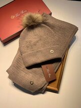 未使用 Loro Piana ロロピアーナ　マフラー＋帽子セット タヌキの毛のポンポン ポンポン取付可能　ライトブラウン_画像1