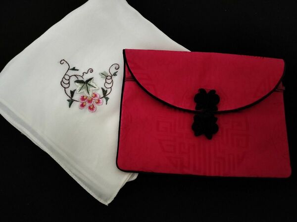[未使用]　赤いポーチ　　　　　刺繍ハンカチーフ(おまけ)