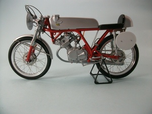 グンゼ　ホンダ　CR110　スケール1/12　完成品　金属パーツ多数使用　スタンド付き