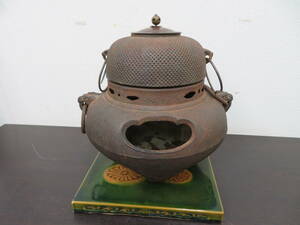 風炉釜　茶釜　火鉢　陶器製置台　銅蓋　霰紋　鉄瓶　鉄器　茶道具
