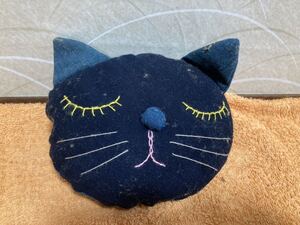 ハンドメイド？手作り？藍染？猫？猫のぬいぐるみ？猫の顔のぬいぐるみ？です。