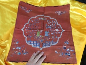 A　清朝刺しゅう　中国　清時代　赤地に青　古布　紅花　染色　絹　