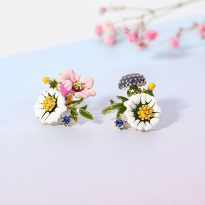 小さな花 キノコ ピアス レディース ナチュラル レトロ アンティーク フラワー 花 植物 自然 ナチュラル ゴールド 白 ピンク リーフ 葉っぱ