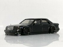 Hot WHeeLs MERCEDES-BENZ 500 E 改 深リム ローダウン 改造 黒オールペン エンブレム マスコット カスタム_画像1