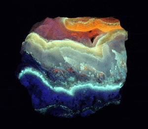 鉱物標本、蛋白石、蛍光オパール北海道産　38グラム（A10)
