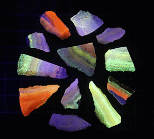 鉱物標本、蛋白石、蛍光オパール北海道産　S24グラム（D19)