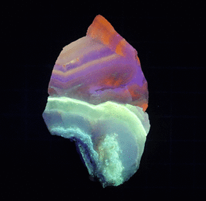 鉱物標本、蛋白石、蛍光オパール北海道産　21グラム（A8)