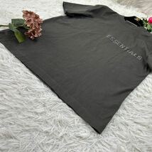 FEAR OF GOD ESSENTIALS エフオージー エッセンシャルズ メンズ XSサイズ 半袖 Tシャツ カーキ 送料無料 人気モデル ラバーロゴ_画像5