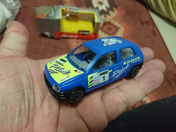 ブラーゴ 1/43 ルノー CLIO 16V ミシュランカラーリング 