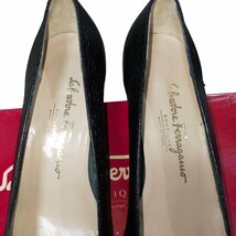 ◆中古品◆Ferragamo フェラガモ リボン パンプス 型押 8 1/2 大きいサイズ ブラック V54556NL_画像3