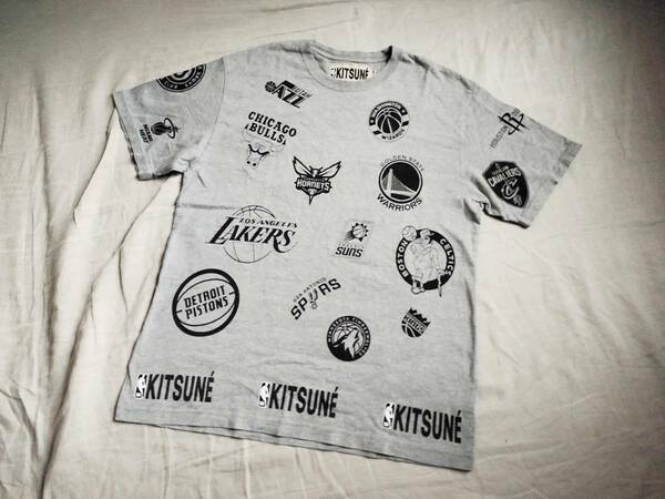 コラボ 美品 Maison Kitsune メゾンキツネ × NBA Tシャツ カットソー チーム ロゴ プリント 半袖 S グレー コットン ★12