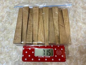 【一括】白檀 原木 木取材 三味線 糸巻き用 715グラム（20本） 保管品 香木 沈香 材料 クラフト はんこ ペン DIY