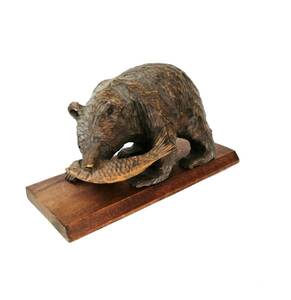熊の木彫り 鮭をくわえた熊 北海道 土産 インテリア 置物 木製 台座付き【USED品】 22 00603