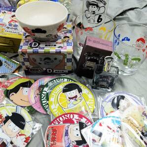 未使用 まとめ おそ松くんグッズ 100点以上 アクスタ 缶バッジ グラス ラバキーホルダー ぬいぐるみ クッション ポーチ【USED品】 22 00079の画像6