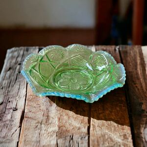 アンティーク プレスガラス 乳白縁取り 緑色 皿 グリーン 昭和レトロ ヴィンテージ 径20cm/高さ約5.5cm