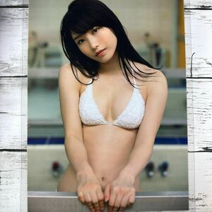 [高品質ラミネート処理][ 横山由依 AKB48 ] FRIDAY 2013年9/6号 雑誌 切り抜き 8ページ 水着 グラビア アイドル 芸能人 女優