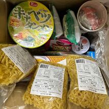 【１円~】 即席カップ麺 他 まとめ商品 数点 /タンメン/とんこつ/酸辣湯/豚汁/缶詰め/ぶり大根/やきとり/牛肉大和煮/グラニュ糖/マカロニ/_画像1