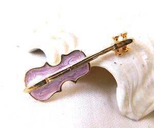 100円スタート☆ヴィンテージ　パールトーンピンクエナメル装飾された古い小さなバイオリンモチーフのブローチ　美品　送料120