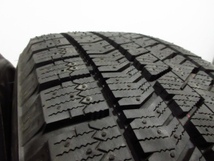 美品 走行極少 NITRO POWER LFM527 7J+31 PCD110-5穴 ブリヂストン VRX2 215/60R17 BLIZZAK 2021年 スタッドレス Jeep レネゲード コンパス_画像6