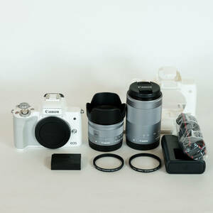 [シャッター数3000回以下｜おまけ多数] Canon EOS Kiss M ダブルズームキット ホワイト / ミラーレス一眼 / APS-C
