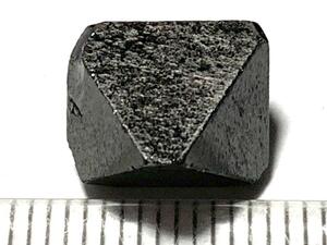 八面体磁鉄鉱 4-7・4g程度（パキスタン産鉱物標本）