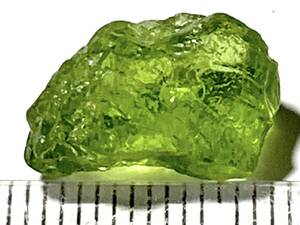 河北省産宝石質橄欖石（ペリドット）の大きな結晶・２g未満・2（中国産鉱物標本）