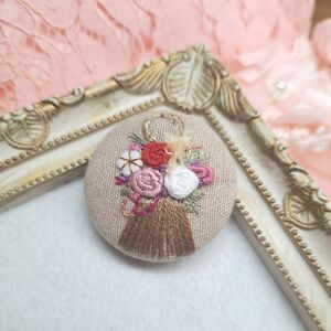 正月　しめ縄 刺繍くるみボタン 刺繍ブローチ ハンドメイド