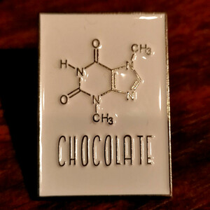 ピンバッチ　チョコレート　　元素記号　chocolate　カカオ　化学方程式 　科学　　　　ピンバッジ