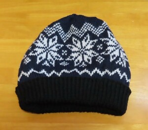 手編み・ハンドメイド　ニット帽　ウール100％　ビーニー　編み込み模様　帽子　紺X白に近いグレー系