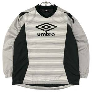 UMBRO(アンブロ)ピステ 中綿入り プルオーバー プリントロゴ メンズL グレー系/ブラック