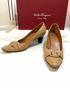 rrkk2296 箱入り Ferragamo レディース パンプス ベージュブラウン レザー フェラガモ MADE IN ITALY サイズ 7 B /24.5cm相当 