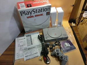 T【オ4-05】【100サイズ】PS1 プレイステーション 本体セット SCPH-7000/ソフト付/通電可/ジャンク扱い/※スティックべたつき有