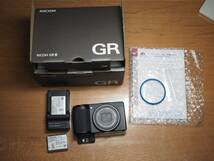 RICOH GR3（箱・バッテリー2個・限定青リング）GRⅢ　リコー　コンパクトデジタルカメラ コンデジ 中古_画像3