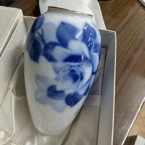 ■n12-8【大倉陶園 OKURA ブルーローズ 花瓶】 陶器 フラワーベース 花器　未使用品　高さ16センチ程度 花器