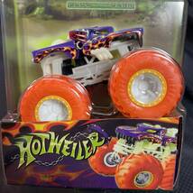 ホットウィール【Target限定日本未発売】 Hot wheels MONSTER TRUCKS GLOW IN THE DARK HOTWEILER モンスタートラック_画像1