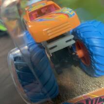 ホットウィール【Target限定日本未発売】 Hot wheels MONSTER TRUCKS GLOW IN THE DARK PODIUM CRASHER モンスタートラック_画像4